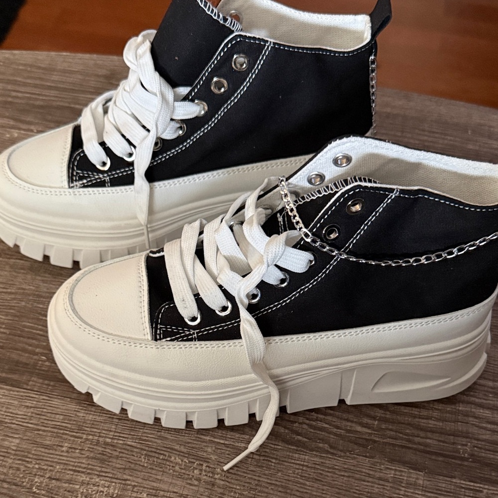 Stylish Black and White Women's platform Sneakers. Size 7